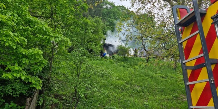 Incendiu devastator în Piatra-Neamț: o femeie de 86 de ani a suferit arsuri grave după ce o lumânare a fost lăsată aprinsă