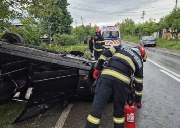 Bacău | 5 tineri au fost răniți după ce s-au răsturnat cu mașina în comuna Helegiu