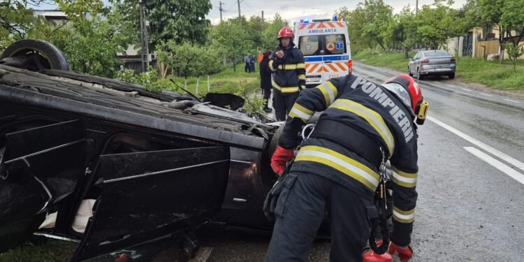Bacău | 5 tineri au fost răniți după ce s-au răsturnat cu mașina în comuna Helegiu