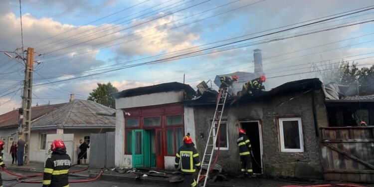Botoșani | Trei case din Săveni au fost cuprinse de flăcări