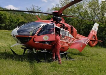 Bacău | Un bărbat a fost preluat inconștient de elicopterul SMURD după ce a fost surprins de surparea unui mal de pământ