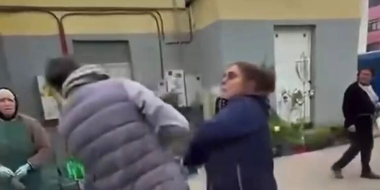 Minor pălmuit în plină piață din Vaslui: imaginile cu agresiunea au ajuns la Poliție