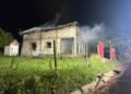 O casă din județul Galați a luat foc azi noapte după ce a fost lovită de un trăsnet. O persoană a suferit arsuri