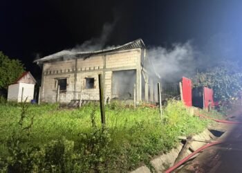 O casă din județul Galați a luat foc azi noapte după ce a fost lovită de un trăsnet. O persoană a suferit arsuri
