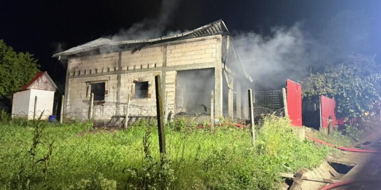 O casă din județul Galați a luat foc azi noapte după ce a fost lovită de un trăsnet. O persoană a suferit arsuri