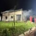 O casă din județul Galați a luat foc azi noapte după ce a fost lovită de un trăsnet. O persoană a suferit arsuri