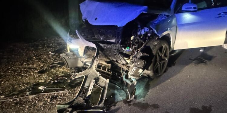 Grav accident azi noapte în Târgu Neamț. Doi tineri au fost răniți