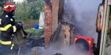 Sfârșit tragic pentru un bărbat de 77 de ani: a murit în propria casă, după un incendiu izbucnit în timpul nopții