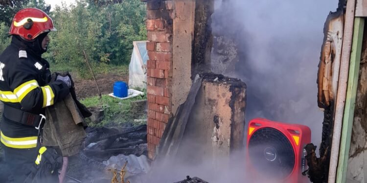 Sfârșit tragic pentru un bărbat de 77 de ani: a murit în propria casă, după un incendiu izbucnit în timpul nopții