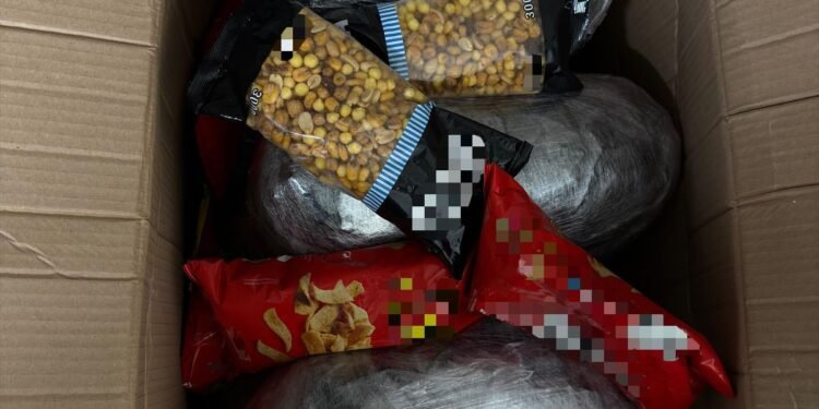 Vrancea | Tineri retinuți după ce au fost prinși cu aproape 9 kg de substanțe psihoactive pe care le ridicau de la o firmă de curierat