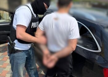 Flagrant la Târgu Frumos: traficant prins în timp ce vindea droguri de 10.500 de lei