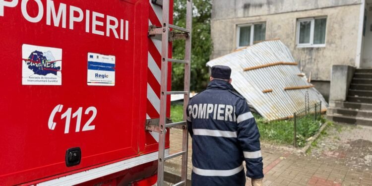 FOTO: Vijelia a făcut ravagii în Botoșani: copaci doborâți peste mașini și o șarpantă prăbușită pe trotuar