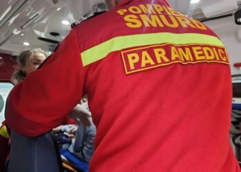 Un copil de 5 ani a ajuns la spital după ce a căzut de la etajul 1 al unui bloc din Botoșani
