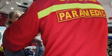 Un copil de 5 ani a ajuns la spital după ce a căzut de la etajul 1 al unui bloc din Botoșani