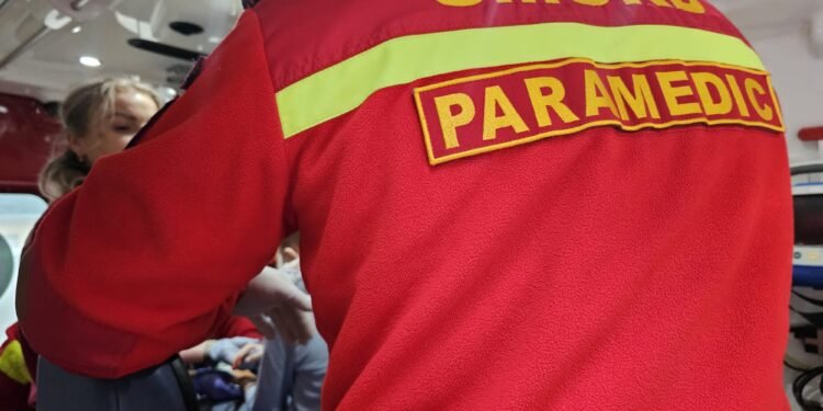 Un copil de 5 ani a ajuns la spital după ce a căzut de la etajul 1 al unui bloc din Botoșani