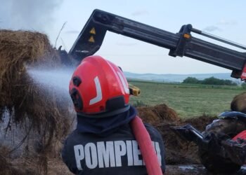 Incendiu de proporții în Botoșani: peste 200 de baloți de paie au ars într-o gospodărie din Cristești