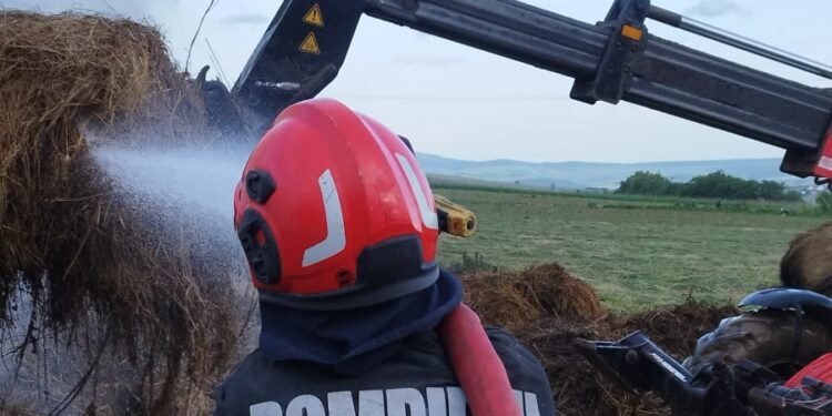 Incendiu de proporții în Botoșani: peste 200 de baloți de paie au ars într-o gospodărie din Cristești