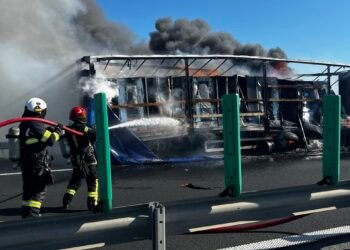 Incendiu puternic pe Autostrada A1. O semiremorcă încărcată cu frigidere a ars în proporție de 80%