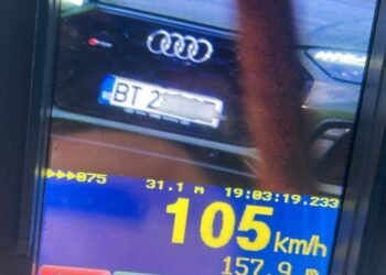 Prins de radar cu peste 100 km/h în localitate, a ajuns în șanț când polițiștii i-au făcut semn să oprească