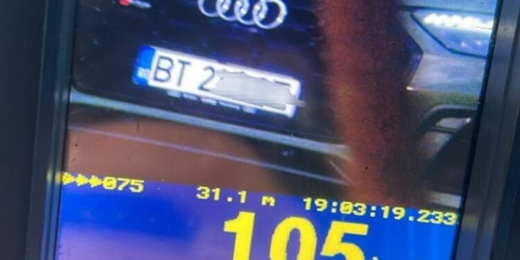 Prins de radar cu peste 100 km/h în localitate, a ajuns în șanț când polițiștii i-au făcut semn să oprească