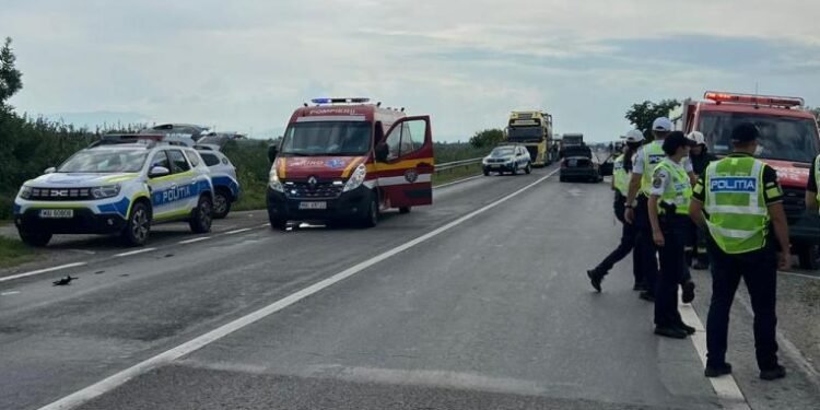 Trei răniți într-un accident pe DN 15B, la granița dintre Iași și Neamț. O victimă a rămas încarcerată