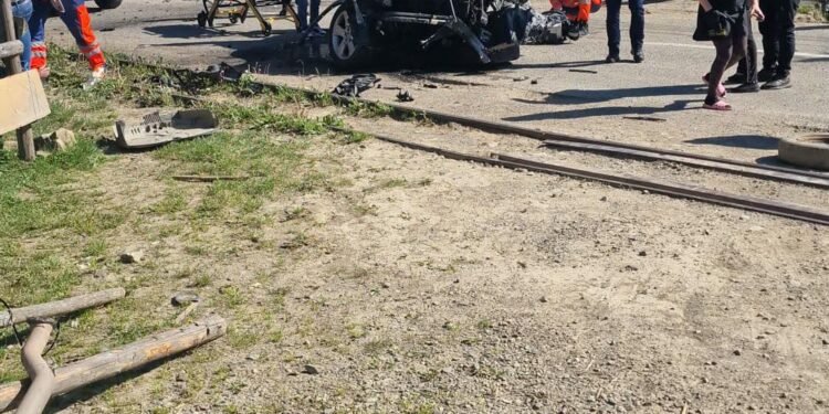 Suceava | Accident cumplit la Moldovița: un tânăr de 18 ani a murit după ce mașina s-a izbit violent de un gard