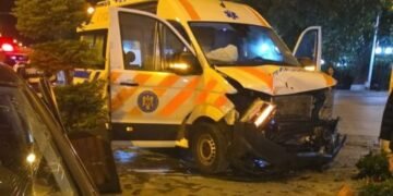 Ambulanță implicată într-un accident rutier în Câmpulung Moldovenesc