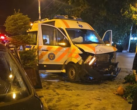 Ambulanță implicată într-un accident rutier în Câmpulung Moldovenesc