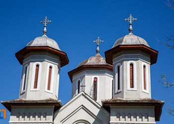 Spargere șocantă într-o biserică din Cluj. Hoțul a fugit cu bijuterii din aur de 50.000 de lei