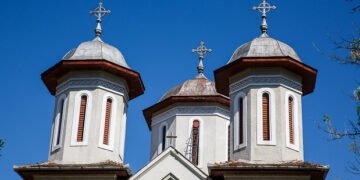 Spargere șocantă într-o biserică din Cluj. Hoțul a fugit cu bijuterii din aur de 50.000 de lei