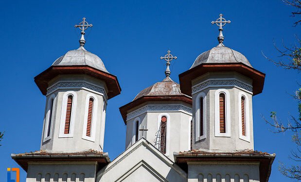 Spargere șocantă într-o biserică din Cluj. Hoțul a fugit cu bijuterii din aur de 50.000 de lei
