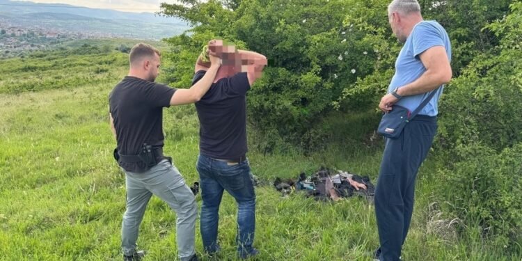 Amplă acțiune a Poliției în Hunedoara. Ascuns într-o grotă și înarmat cu un cuțit, un bărbat a fost reținut după ce și-ar fi atacat fosta soție