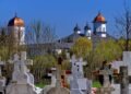 O bătrână a pierdut 70.000 de lei după ce escroci s-au dat drept inspectori de cimitir