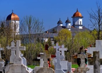 O bătrână a pierdut 70.000 de lei după ce escroci s-au dat drept inspectori de cimitir