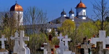 O bătrână a pierdut 70.000 de lei după ce escroci s-au dat drept inspectori de cimitir