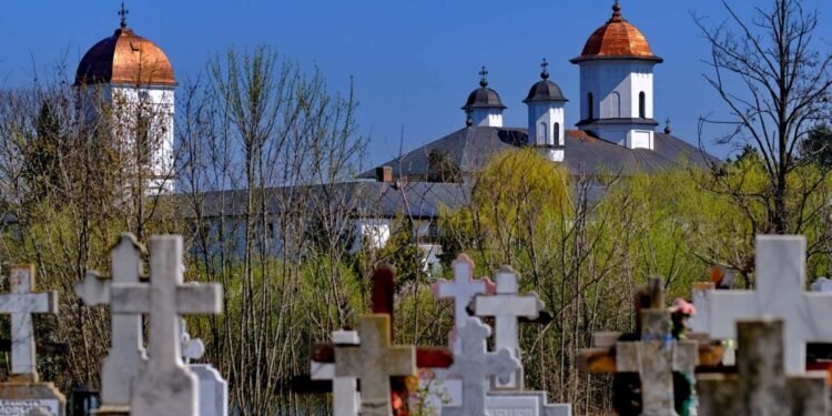 O bătrână a pierdut 70.000 de lei după ce escroci s-au dat drept inspectori de cimitir
