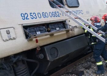 Locomotiva unui tren cu pasageri a luat foc în județul Vâlcea