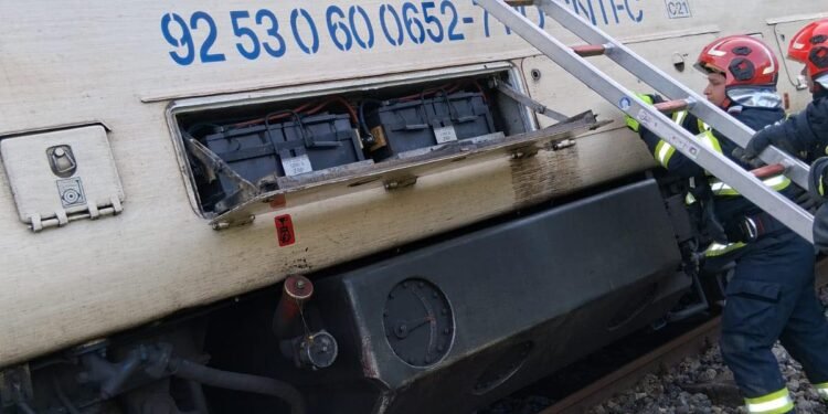 Locomotiva unui tren cu pasageri a luat foc în județul Vâlcea