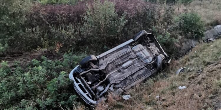 Alertă pe E85: un tânăr de 25 de ani, găsit sub o mașină răsturnată în șanț după un accident