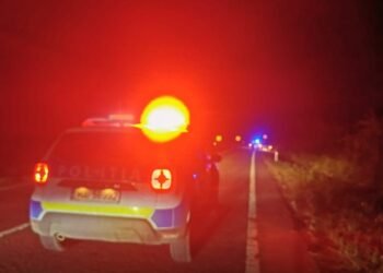 Accident grav în județul Iași: mașină răsturnată pe cupolă, trei persoane implicate