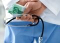 Suceava | Medici de la Spitalul Municipal Câmpulung Modovenesc reținuti pentru luare de mită în formă continuată
