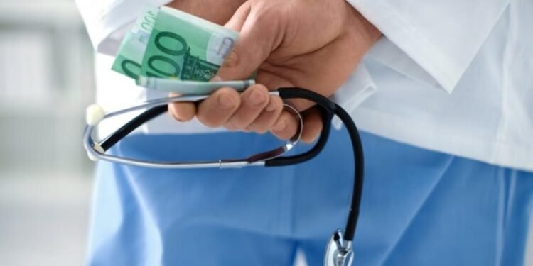 Suceava | Medici de la Spitalul Municipal Câmpulung Modovenesc reținuti pentru luare de mită în formă continuată