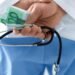 Suceava | Medici de la Spitalul Municipal Câmpulung Modovenesc reținuti pentru luare de mită în formă continuată
