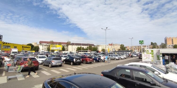Se închid parcările „gratis” de la supermarketuri. Barierele se extind în tot mai multe magazine din Iași