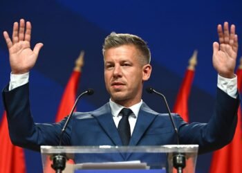 Ungaria începe o nouă eră politică. Membrii Parlamentului depun jurământul