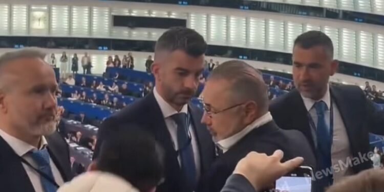 Scandal în Parlamentul European. Cristian Rizea a întrerupt discursul Maiei Sandu și a fost evacuat din plen