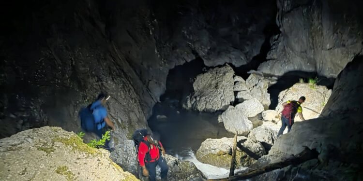 Doi turiști au fost salvați după o intervenție dificilă în Canionul Valea lui Stan. În zonă a fost semnalată și prezența unor urși