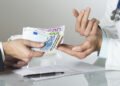 Flagrant și percheziții într-un spital de stat: medici acuzați că luau bani de la pacienți pentru tratamente