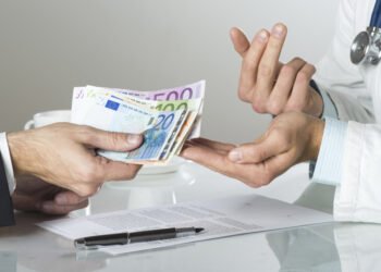 Flagrant și percheziții într-un spital de stat: medici acuzați că luau bani de la pacienți pentru tratamente