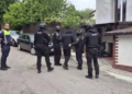 Tânăr reținut după ce a amenințat oamenii cu un cuțit și a tras cu un pistol airsoft in Piata Mare din Suceava